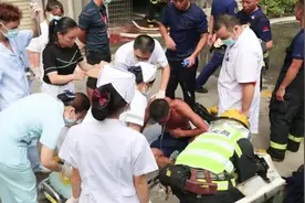 累到吐！四进火场与队友疏散200多人，来宾一消防员获颁1万元正能量奖金图片