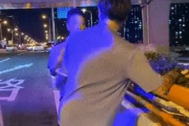 “我是人民警察 我来对你负责”男子酒后欲跳高架桥轻生，被民警一把救下图片