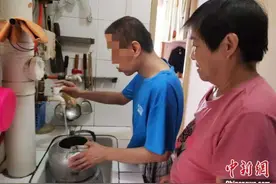 湖北一女子坚持照顾继子33年 诠释母爱伟大图片