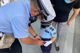 3岁“萌娃小交警”武康大楼前“上岗”：“我来指挥交通呀！”图片