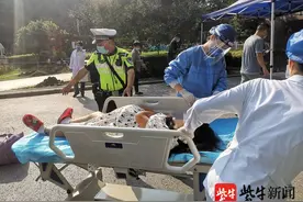 临产期孕妇肚子疼丈夫马路口求助，民警开通绿色通道及时送医图片
