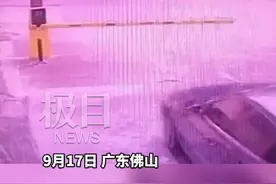 广东一女司机驾宝马冲进河里，爬上车顶获救图片