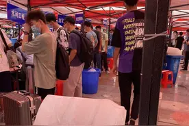 武汉一所大学来了14名小巨人，最矮的都有1米9图片