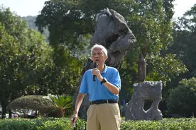 “我挖出了三枚未爆的炸弹”，耄耋老人现身中南大学，讲述历史故事图片