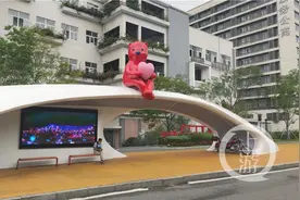 请注意，这个公交站有“熊出没”图片