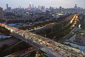 「图集」中秋广州出城高峰，华快现塞车“光带”图片