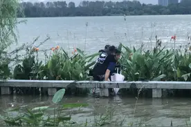 被消防员从涨潮中救出，杭州姑娘竟要“以身相许”！锦旗上的八个字，让小伙子们脸红了图片