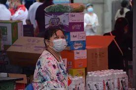 现场｜震后泸县集福镇：商户忙着转移物品，肉贩还在市场坚守图片