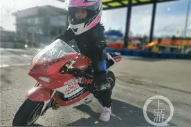 4岁“追风少女”成中国最小摩托车手 还成功带妈妈“入坑”图片