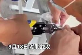 武汉一小学生手指被扫把铁管“咬住”，消防员出动施救图片