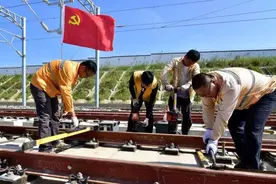 穿行在皖南山水间的铁路“绣花工”图片