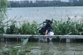姑娘被救竟要“以身相许”！锦旗上8个字亮了图片