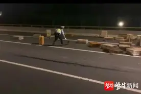 运输家禽的货车侧翻，交警凌晨抓鸡忙图片