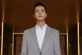 陈伟霆灰色西装清爽帅气 双手插兜器宇轩昂显熟男魅力图片
