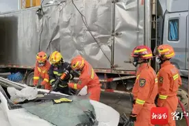 澄迈一辆大货车倾斜压瘪轿车 幸有路过吊车协助救援图片