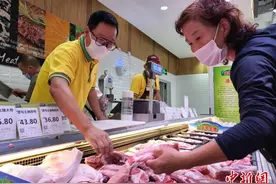 “北大屠夫”现身南昌超市吆喝卖猪肉 00后“小鲜肉”追随图片