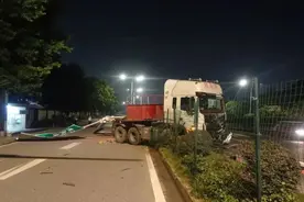 凌晨，环莞快速突然传来一声巨响……图片