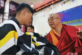 青海藏传佛教活佛更登桑布：活佛不是为身价地位，而是服务众生图片