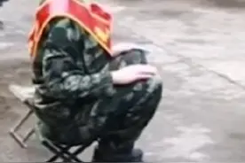 心疼！外公去世新兵独自入伍无人送行图片