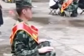 心疼！外公去世新兵独自入伍无人送行图片