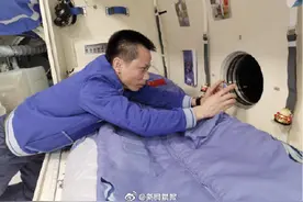 从太空中看月亮是什么样子？图片