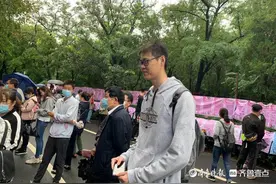 高！身高2.03米的济宁小伙来千佛山相亲大会寻缘，冲刺脱单图片