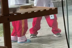 市民随手一拍！贵州这两个娃火了……哈哈哈哈哈图片