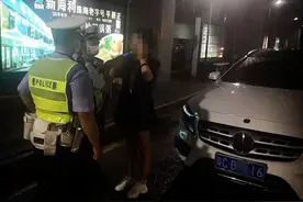 昨晚一女子在前山被警察带走过不了中秋！电话中争吵后当街大哭图片
