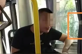 真•喷子？男子公汽上狂吐口水20分钟图片