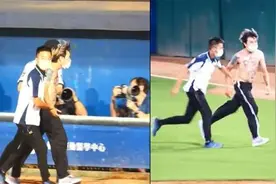 台湾网红为抗议“年轻人无疫苗可打”，赤膊跳球场看台后骨折图片