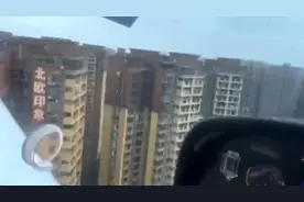 小飞机超低空飞越成都市区！网友：太危险！望严惩图片