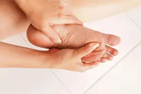 腿脚若出现这3个特征，血管或正在变窄，要留意重视图片