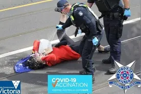 澳大利亚警察暴力镇压抗议者 美国共和党团体呼吁世界实施制裁图片