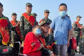妈妈坐轮椅送儿参军 叮嘱他在部队“好好干”图片