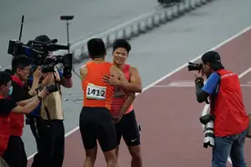 男子短跑巅峰对决，苏炳添首夺全运会百米冠军图片