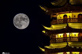 中秋夜 各地民众赏月度佳节图片