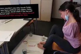 比利时女子天生没有手臂 能用脚做饭化妆照顾女儿图片