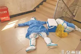 累到晕倒的他们喊道：“别过来，防护服上可能有病毒”图片