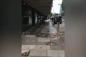 英国街道清洁工用高压水枪向睡在地上的无家可归者喷射被批图片