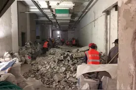 北京东城一地下人防空间乱打隔断，竟然隔出64间房，拆图片
