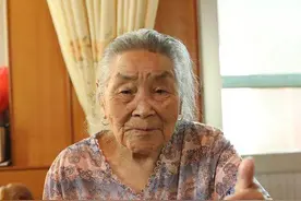 长寿老人｜102岁婆婆长出新牙和黑发图片