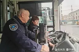 中秋节在车上团聚，济南公交“父女档”方向盘旁享受团圆图片