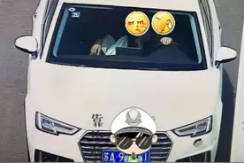一手握着方向盘，一手搂着副驾驶，高速公路“秀恩爱”被处罚图片