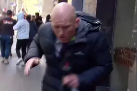 墨尔本因强制接种疫苗引发暴力抗议 记者现场直播时被瓶子砸破头图片