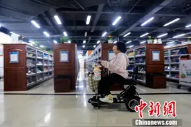 “瓷娃娃”的逆袭：将自己打造成“钢铁侠”努力生活图片