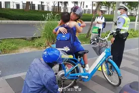 小学生脚部被车轮夹住 交警联合消防及时出手相助图片