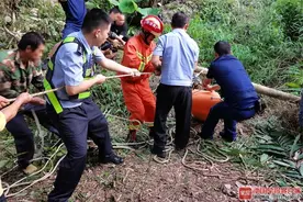 隆安七旬老人缺席老伙伴生日，结果在40米深洞里被找到，已被困1天1夜图片