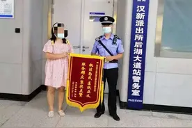 捡走包包却拒不承认，地铁警方：铁证如山，请配合图片