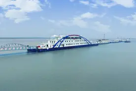 长江水上服务区为“黄金水道”绿色护航图片
