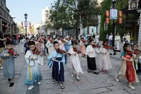 小小琴童公园路演奏《明月几时有》图片